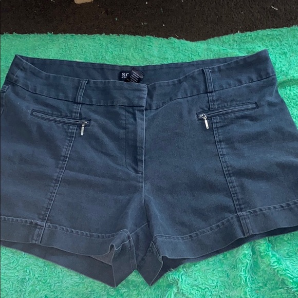 Women’s shorts - Picture 1 of 3